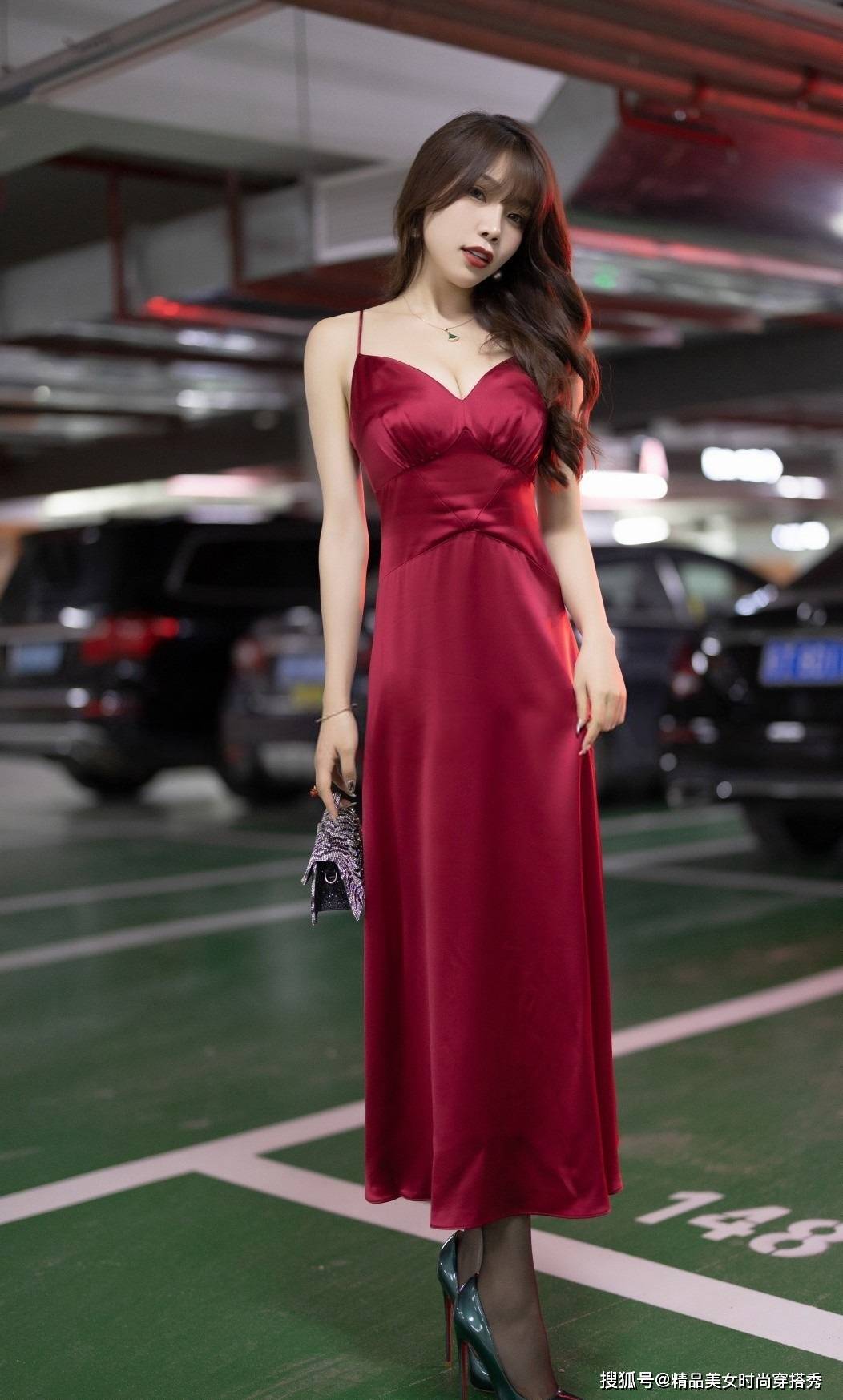 吊带 过膝的红色吊带长裙搭配一双时尚的高跟鞋，优雅的女人味尽显