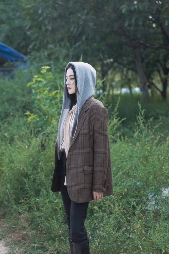 卫衣 热巴穿搭真尊重冬天！仗着腿细把裤脚直接塞袜子里，竟一点不显土