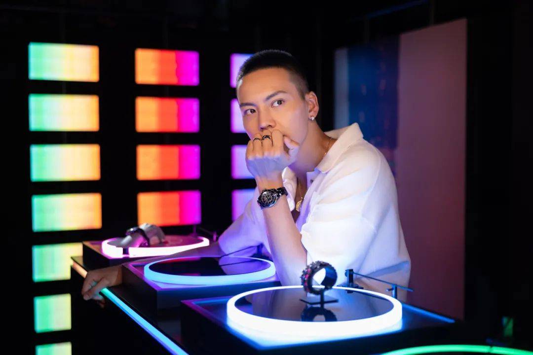 节日为什么年底聚会的温暖时刻，都少不了CHANEL珠宝腕表的见证？