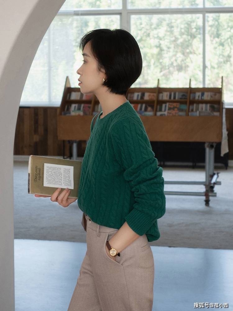 黑色 这位小姐姐真会打扮，“毛衣”都能穿出与众不同的气质，值得借鉴