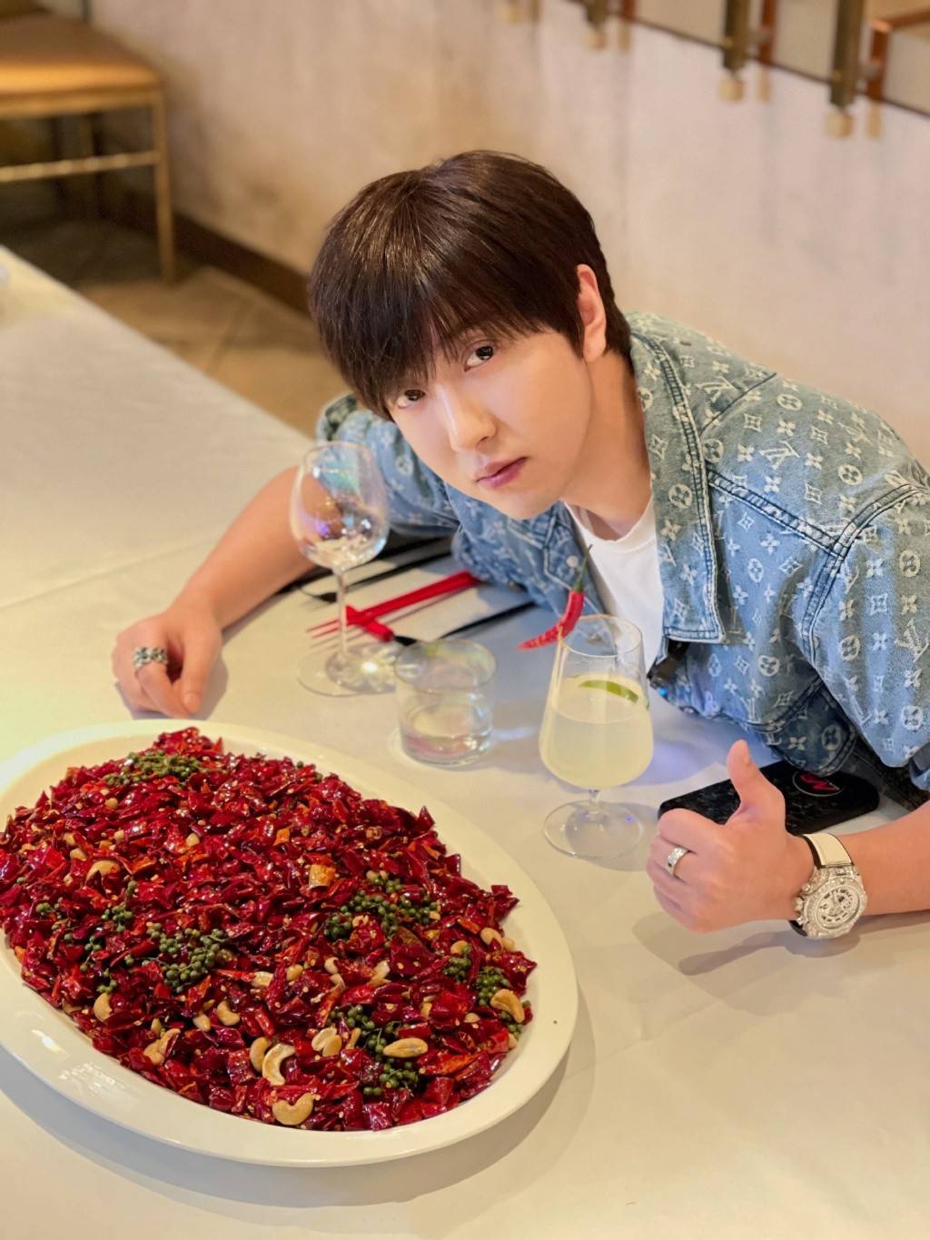 原创mr白冰是最称职的探店网红,粉丝等2小时跟他合影,直言他接地气