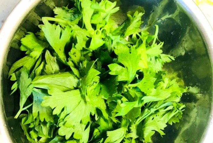 怎么蒸芹菜叶好吃 fd81a4d2f6a648d5b1b3c7448ef45990.jpeg