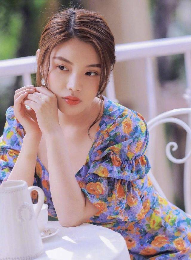 带着 徐冬冬太会穿!穿碎花连衣裙优雅复古,兼具甜美和性感气质