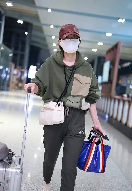 卫衣 马伊琍独自赶飞机，穿口袋卫衣配小脚裤太惹眼，拎三个包真像赶集
