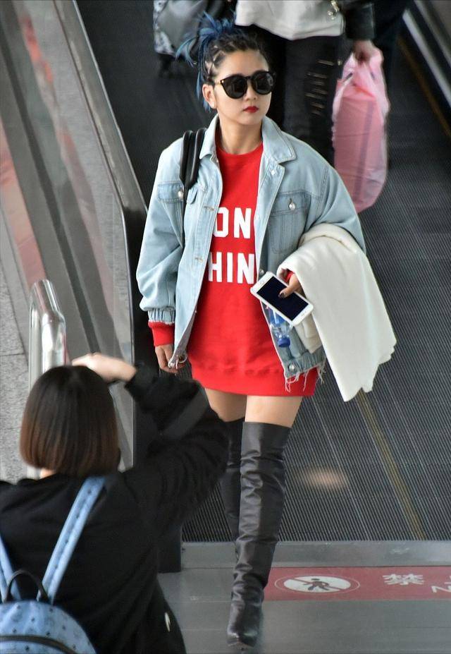 身材 何洁瘦腿成功后真会穿,西装配短靴玩下衣失踪,显高又显瘦