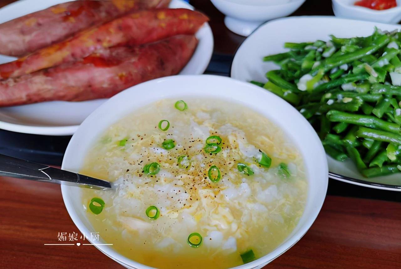 做法|50岁阿姨复刻妈妈的早餐，咸味蛋花粥，蒜香缸豆，记忆里的家味道