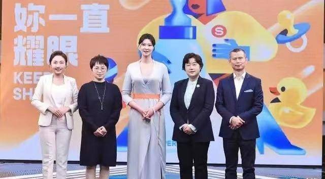 面料 惠若琪产后亮相,穿银色长裙温柔又气质,192身高人群中太占便宜