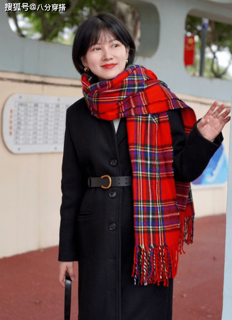 米色 长款大衣怎么穿出时尚感？看看这些穿搭小技巧，日常实用不挑人