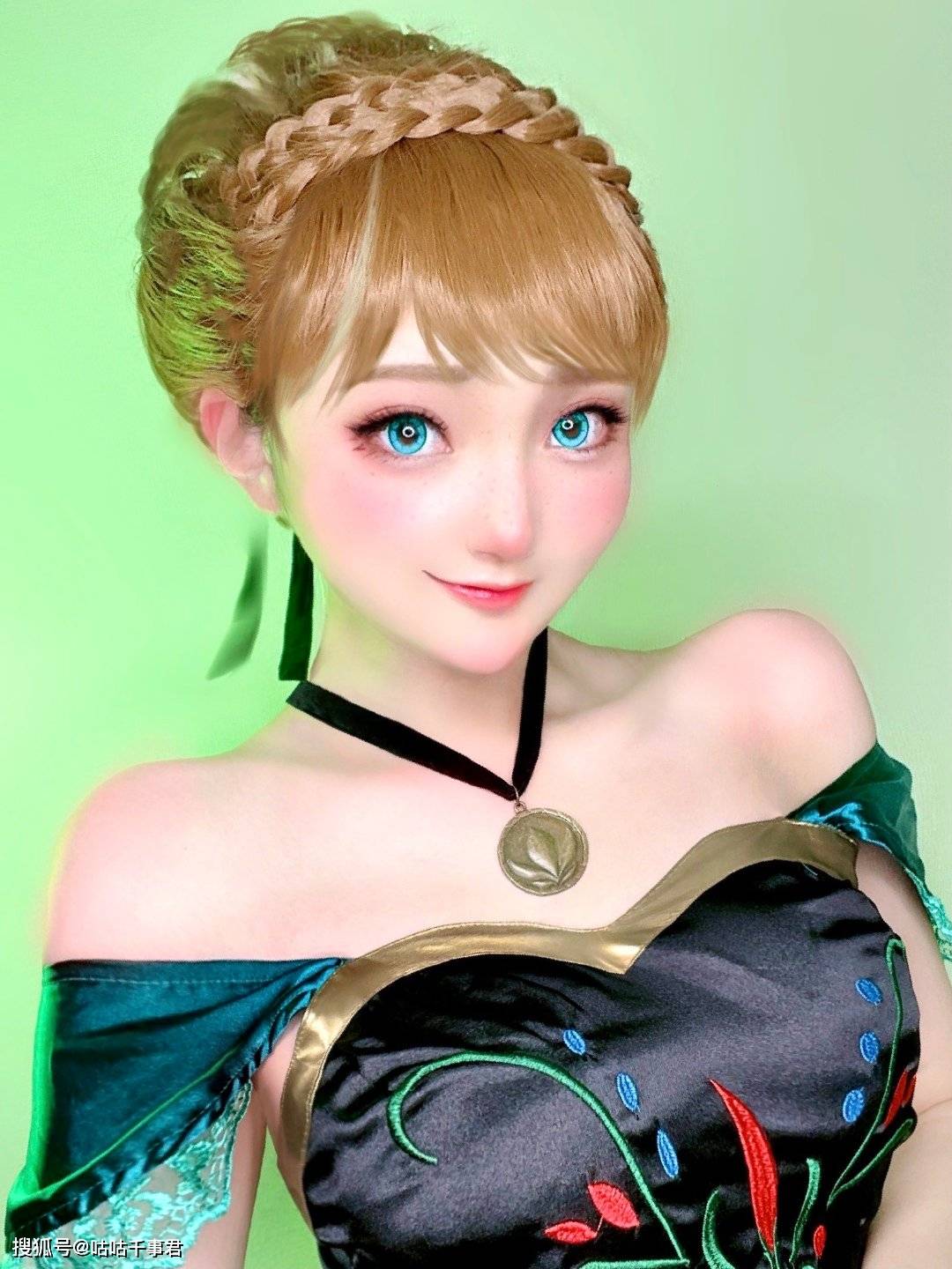 萌妹子cos二次元少女艾莎安娜驾驭自如薇尔莉特过分美丽