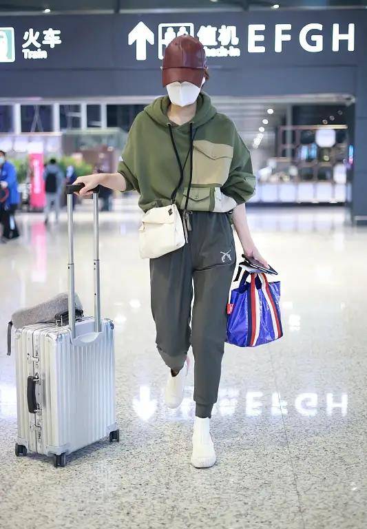 卫衣 马伊琍独自赶飞机，穿口袋卫衣配小脚裤太惹眼，拎三个包真像赶集
