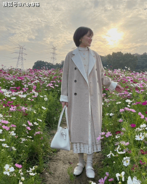 米色 长款大衣怎么穿出时尚感？看看这些穿搭小技巧，日常实用不挑人