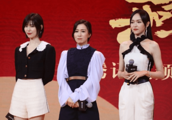 黑色 佘诗曼真会扮嫩！与小8岁唐嫣同框像同龄人，45岁状态灵动似少女