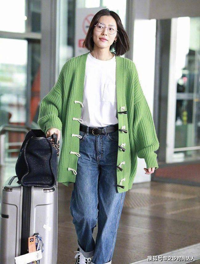 马甲 刘雯把平地变成“T台”,大牌加身挺高级,休闲装搭配也不赖