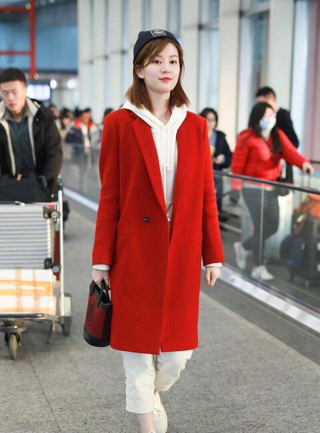 颜色 红大衣内搭白色卫衣清纯甜美，真的超级显白