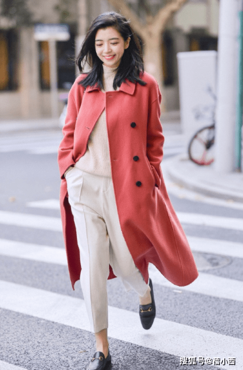 身材 小黑裤早就落伍了,今年时髦精都穿“小白裤”,高级时髦还显瘦