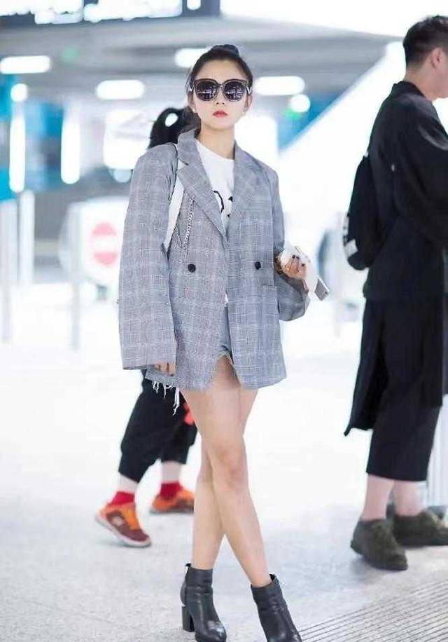 身材 何洁瘦腿成功后真会穿,西装配短靴玩下衣失踪,显高又显瘦