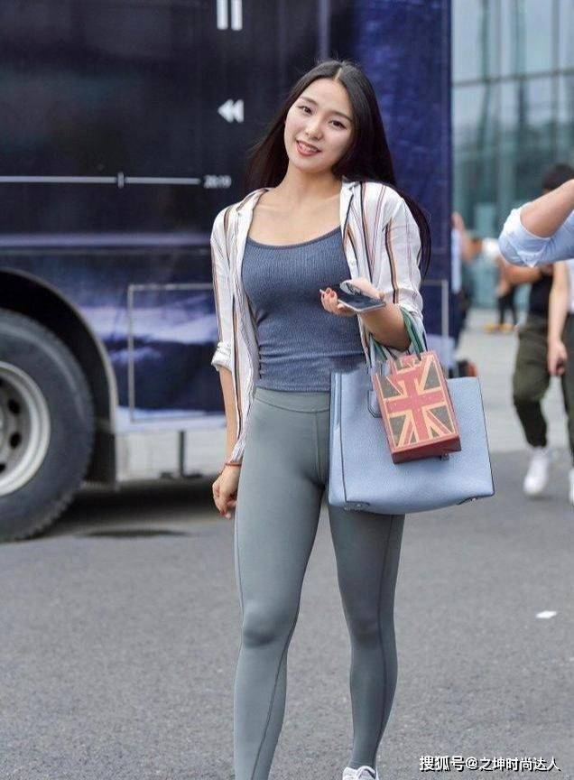 休闲风 瑜伽裤这么穿,时尚美丽又感性