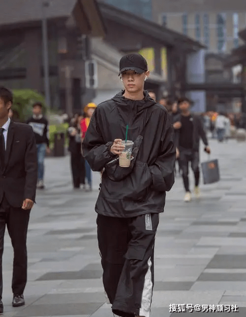 卫衣 卫衣这种万金油款都能穿得这么丑，那肯定是因为裤子