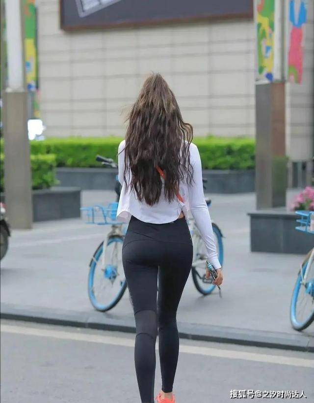 身材 打底裤的时尚装扮,更显独特魅力