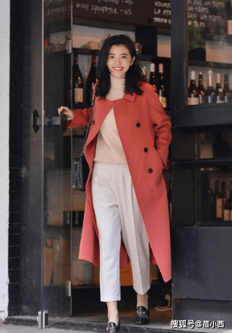 身材 小黑裤早就落伍了,今年时髦精都穿“小白裤”,高级时髦还显瘦