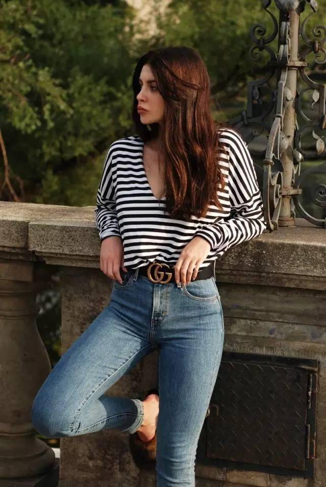 整体 中年女人要给穿搭做“减法”，学国外博主这么穿，减龄又有高级感