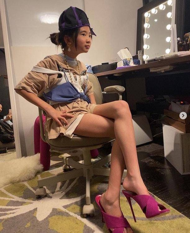 高跟鞋 新鲜的曹格女儿来了！打扮潮流，脚上那双超高的高跟鞋引人注意