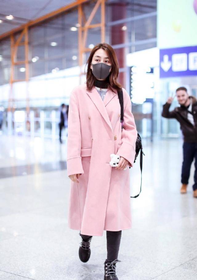 一身 马苏用一件粉色大衣证明，减龄变年轻就是这么简单