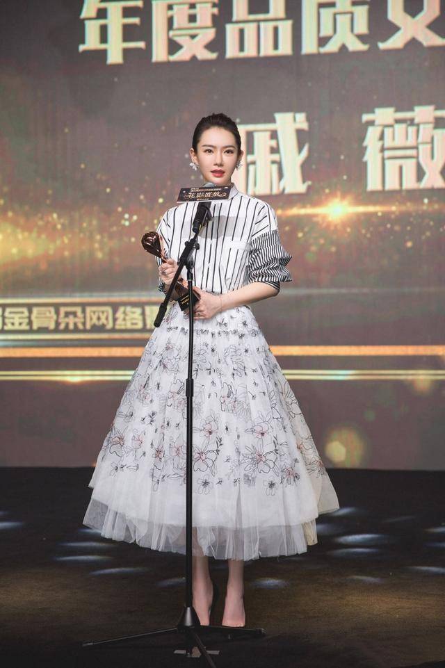 戚薇 邬君梅玩起时尚来不输年轻女明星们,撞衫戚薇韩雪丝毫不逊色