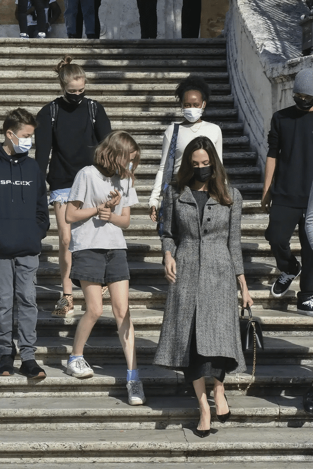 扎哈拉 朱莉携俩女儿出街；穿印花裤清新又减龄，薇薇安终于知道“保暖”