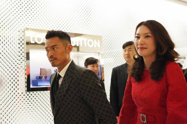 黑色 谢杏芳林丹同框，谢杏芳一袭红裙搭配黑丝袜性感迷人，大长腿抢镜