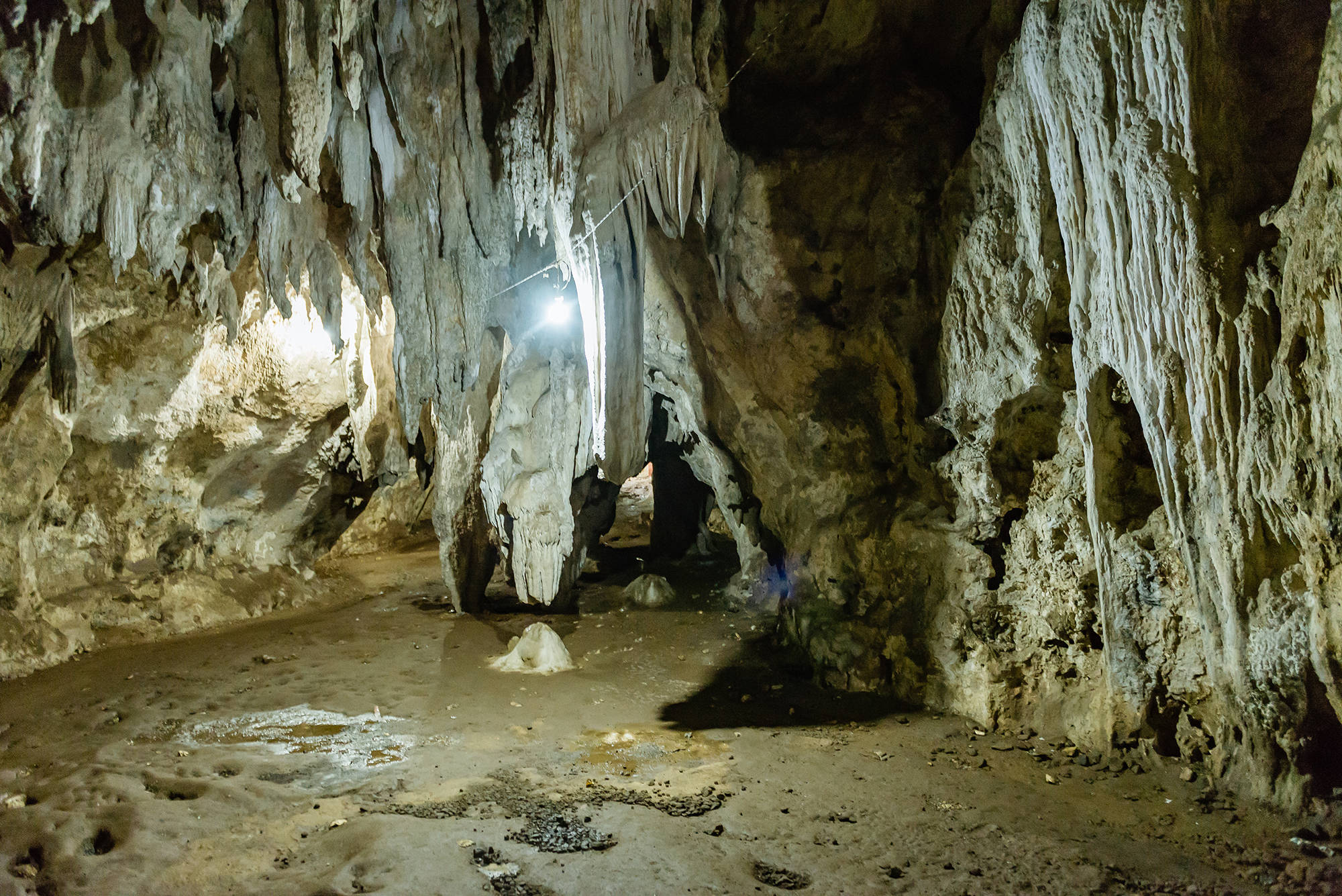 探秘火山下的宝石矿洞,在马荣火山的溶洞中,我们看到了水晶母石