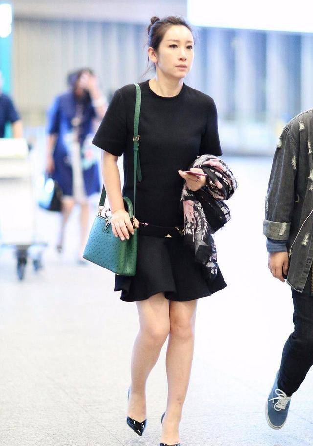 曲线 秦海璐明知道自己胯宽，还穿蕾丝包臀裙，看起来更胖了！