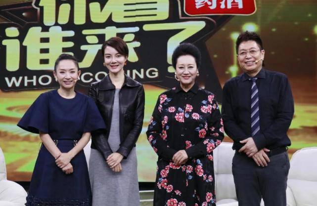 裙子 车晓母女同框，66岁王丽云穿印花裙母女似共用一张脸，同框像闺蜜