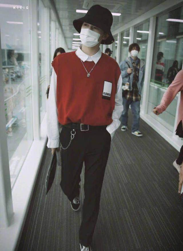 朱正廷 陈立农来机场,打扮很有自己的特色,跟朱正廷有一拼!