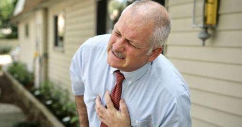 大意|口苦口干、刷牙出血、胁肋部疼痛，别大意，或许是肝受损的信号