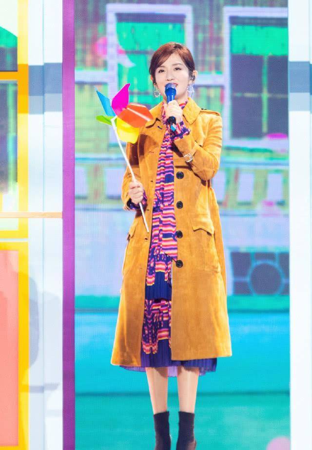 家居 谢娜怎么搞的，穿着家居装就出来了？粉色兔耳朵棉鞋亮了