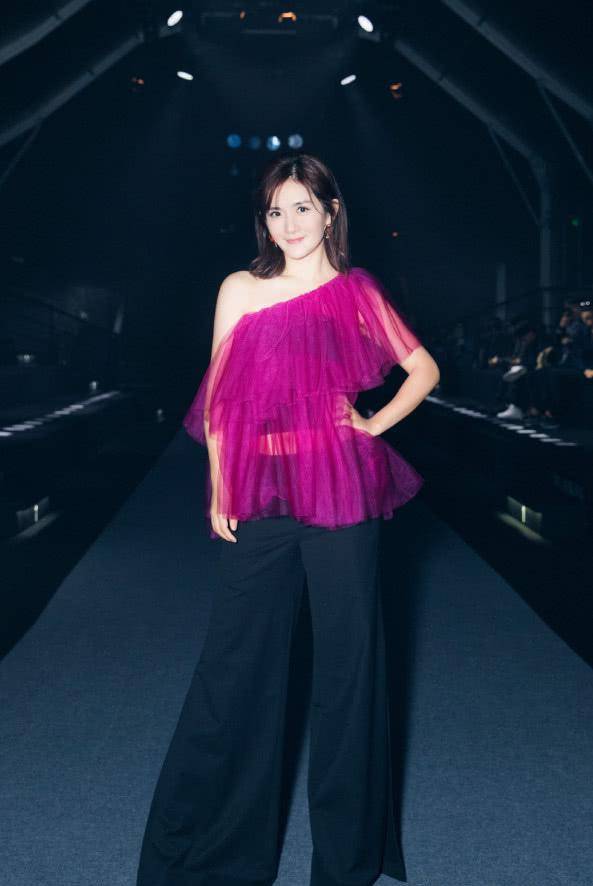 家居 谢娜怎么搞的，穿着家居装就出来了？粉色兔耳朵棉鞋亮了