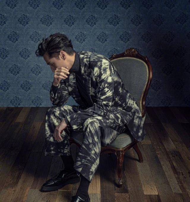 新造型 胡歌拍封面新造型!穿西装似霸道总裁,37岁果然帅得与众不同