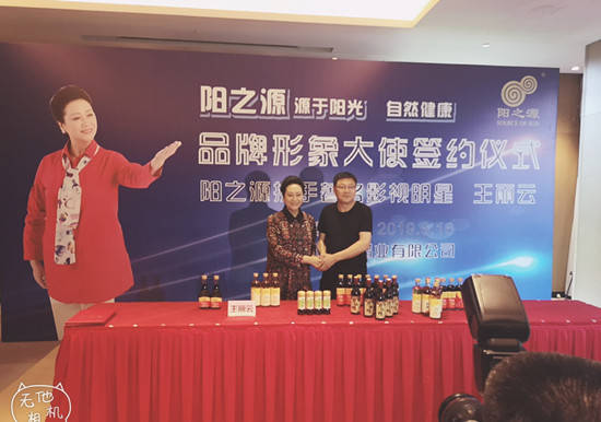 裙子 车晓母女同框，66岁王丽云穿印花裙母女似共用一张脸，同框像闺蜜