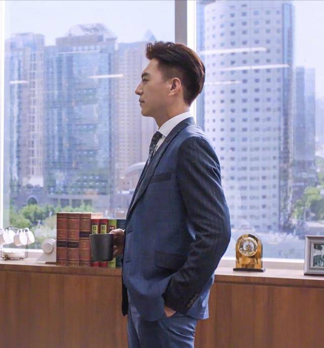 黑色 经典的黑色皮靴也符合法式风格的复古与精致