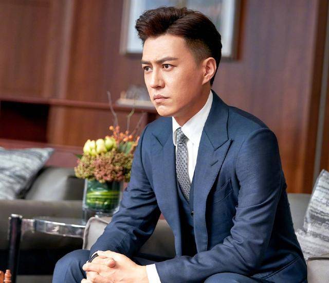 黑色 经典的黑色皮靴也符合法式风格的复古与精致