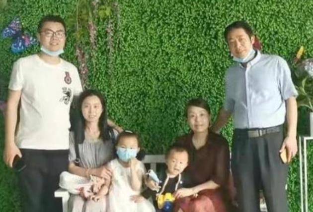 一家人|郭威陪奇奇玩“挑战18岁”，背影跟姚师兵重合，姚家基因太强大