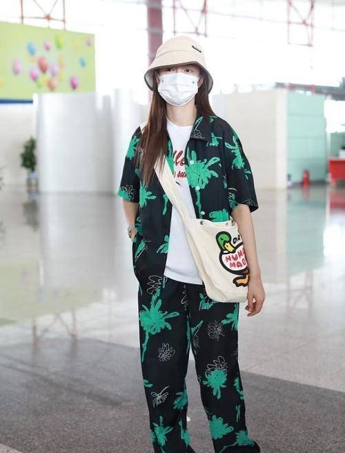 黑色 沈梦辰气色丝毫不减从前，穿绿色印花短袖好俏皮，性格太喜人