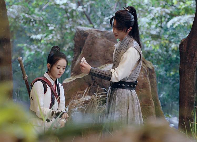 显得|《有翡》：王一博老年装造型上线，第一次被老爷爷给帅到了！