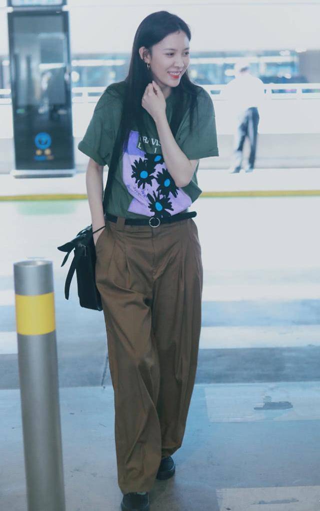 气象 宋妍霏是有多瘦？“岩浆裤”穿上看着像是90斤左右，超苗条的