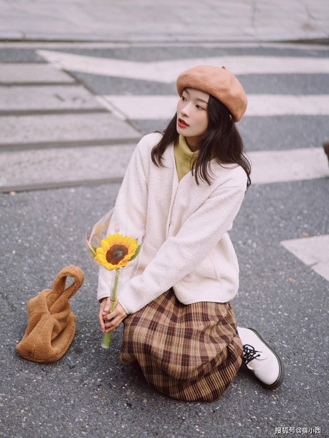 羊羔 冬季还是穿“羊羔毛外套”最减龄，配半身裙、小黑裤，时髦又洋气