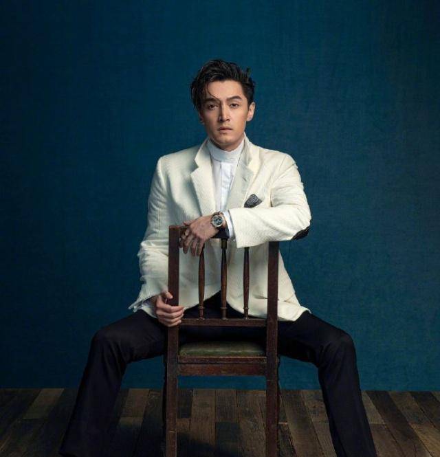 新造型 胡歌拍封面新造型!穿西装似霸道总裁,37岁果然帅得与众不同