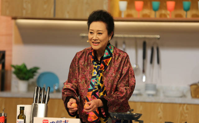 裙子 车晓母女同框，66岁王丽云穿印花裙母女似共用一张脸，同框像闺蜜