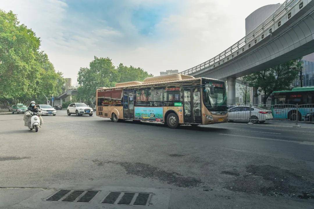 风景|总有人，偏爱郑州的公交车