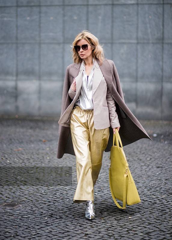 喇叭裤 冬季外套不用太复杂,衣橱中有这两件就足够了,时尚保暖又显气质